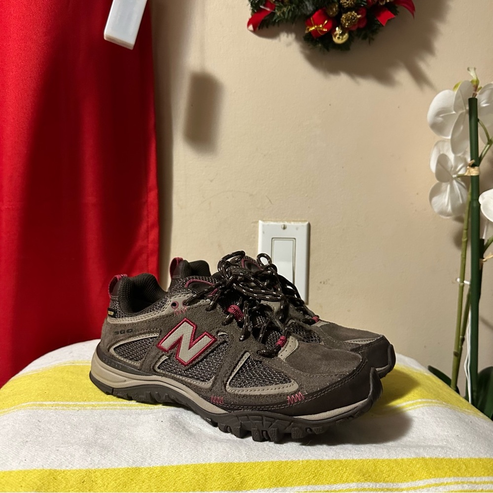New Balance 900 GoreTex Womens Hiking Trekking Trail Shoes